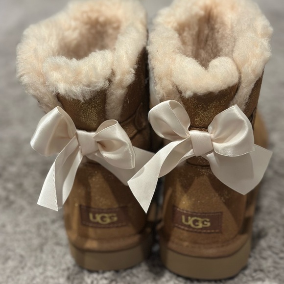 UGG Brown Boots with Cream Bows - Picture 1 of 4